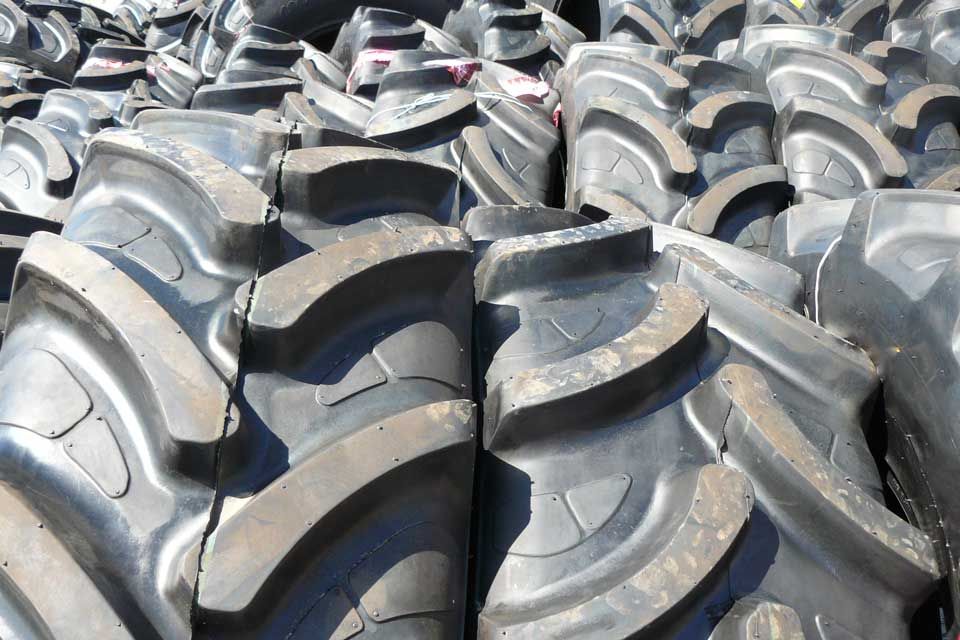Agripneus Service - riparazione, vendita, montaggio e assistenza per gli pneumatici agricoli in Vigevano e in tutta la provincia di Pavia-Commercio di pneumatici