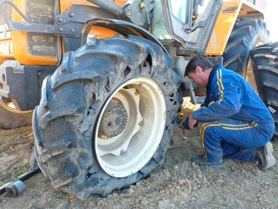 Agripneus Service - riparazione, vendita, montaggio e assistenza per gli pneumatici agricoli in Vigevano e in tutta la provincia di Pavia-Assistenza sui pneumatici