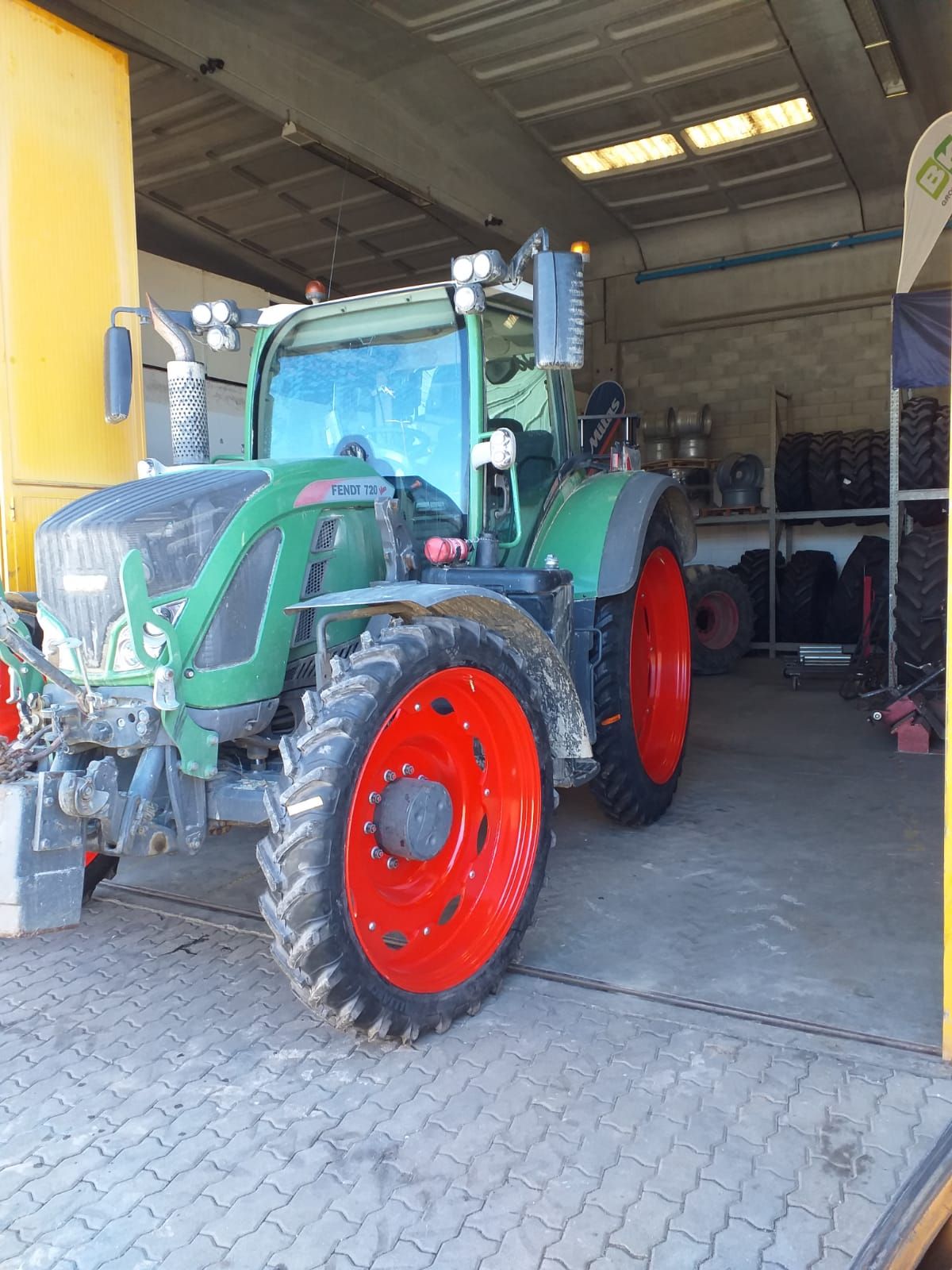 Pneumatici Stretti Agricoli per campo di Riso Risaia Pavia Oltrepo Pavese Vigevano Mortara